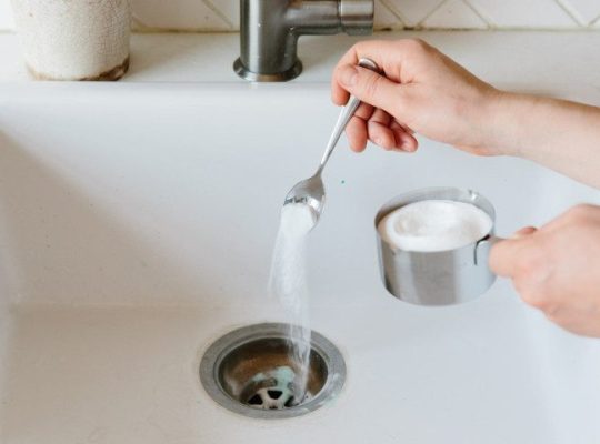 چرا خانه بوی فاضلاب می‌دهد؟ 6 راه فوری برای از بین بردن بوی بد در چند دقیقه