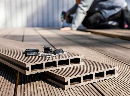 از ایده تا اجرا: طراحی نما و محوطه ویلا با چوب پلاست