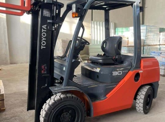 راهنمای انتخاب لیفتراک مناسب؛ مقایسه برندهای برتر با نگاهی به خدمات لیفت یاب