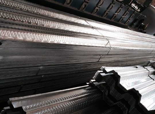 چرا قیمت ورق عرشه فولادی نوسان دارد؟ بررسی عوامل بازار