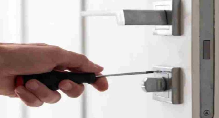 چرا قفل در نمیچرخد و بهترین راهحل فوری چیست؟