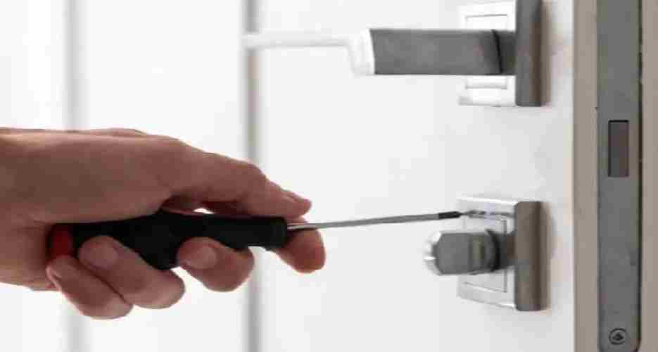 قفل در نمیچرخد