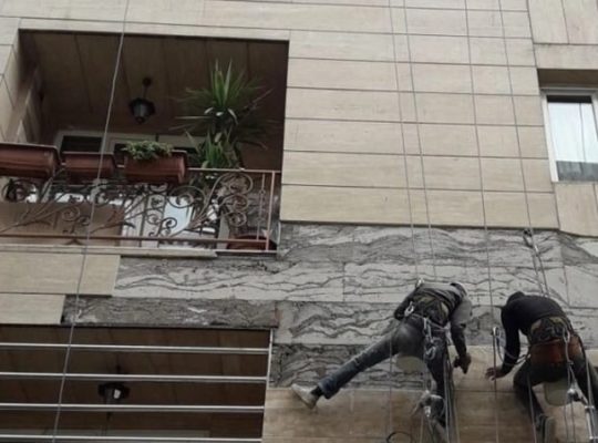 چرا پاییز بهترین زمان برای پیچ و رولپلاک کردن سنگ نماست